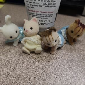 Sylvanian families/Calico critters babies.